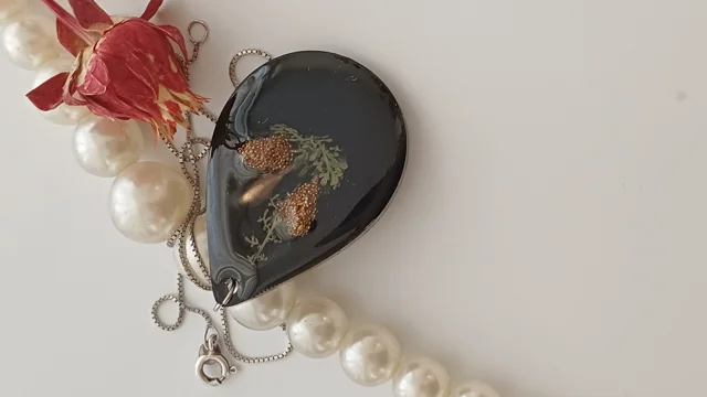 اشک مشکی با گل